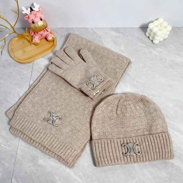 replica,repliche,fake,1:1,earrings,bracelet,ring,jewelry Cappello sciarpa Celine con guanti pom-pom abito a tre pezzi