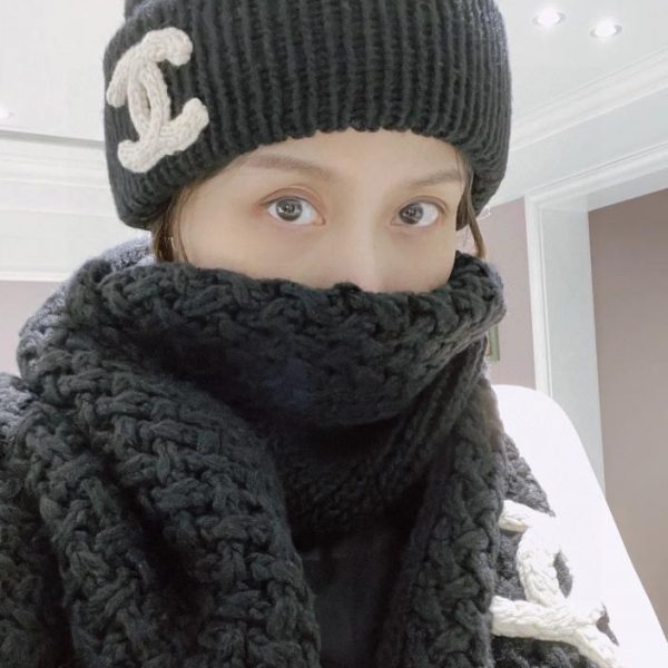 replica,repliche,fake,1:1,earrings,bracelet,ring,jewelry Nuovo set cappello e sciarpa Chanel