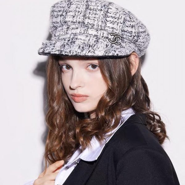 Cappello da strillone Chanel in tessuto di lana nuovo