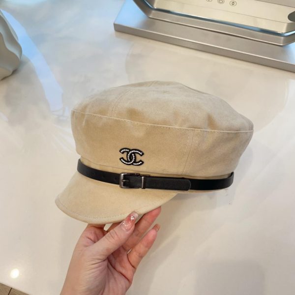 Nuovo berretto Chanel con linguetta in pelle scamosciata