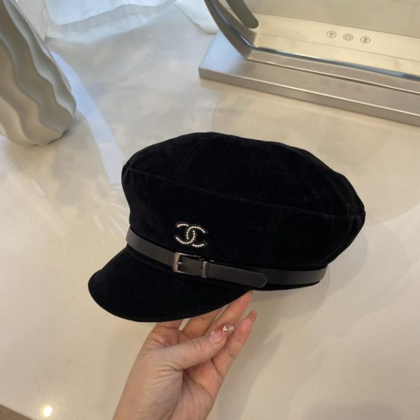 Nuovo berretto Chanel con linguetta in pelle scamosciata