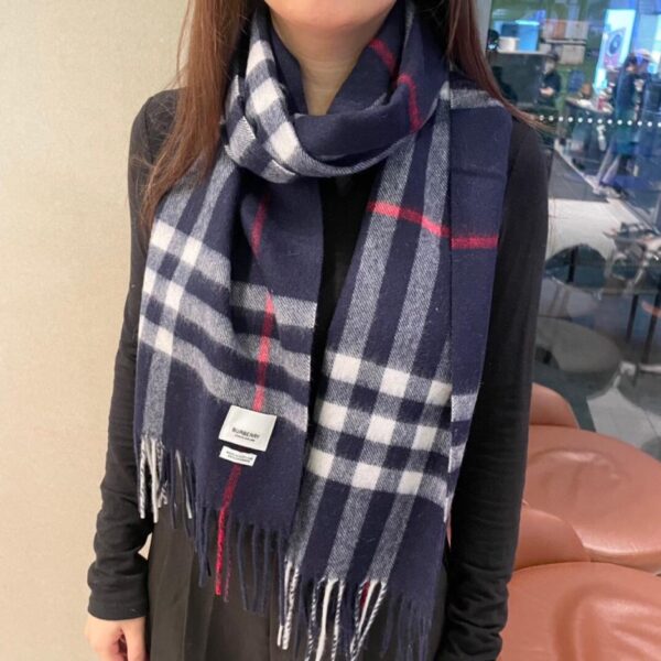 La classica sciarpa scozzese in cashmere di Burberry è l'ultima novità