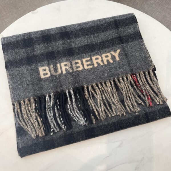 replica,repliche,fake,1:1,earrings,bracelet,ring,jewelry L’ultima sciarpa in cashmere color block di Burberry