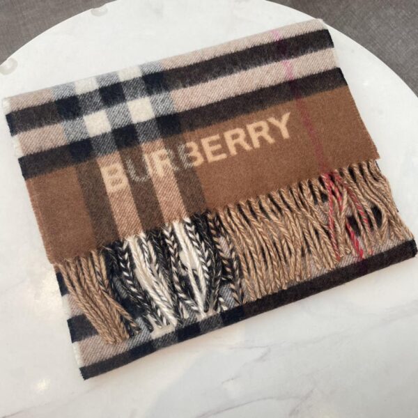 replica,repliche,fake,1:1,earrings,bracelet,ring,jewelry L’ultima sciarpa in cashmere color block di Burberry