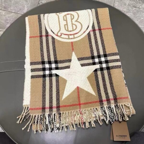 Burberry seleziona tessuti morbidi in misto lana e cashmere