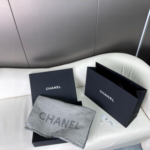 replica,repliche,fake,1:1,earrings,bracelet,ring,jewelry Nuova sciarpa CHANEL in cashmere