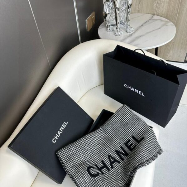 replica,repliche,fake,1:1,earrings,bracelet,ring,jewelry Nuova sciarpa CHANEL in cashmere