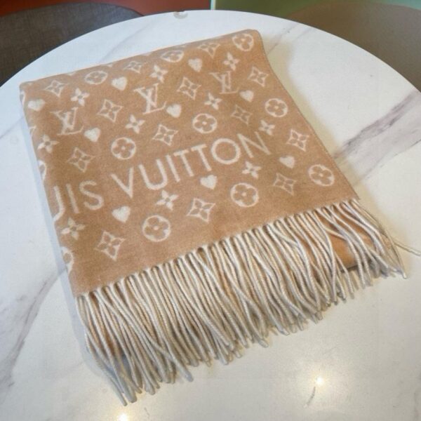 replica,repliche,fake,1:1,earrings,bracelet,ring,jewelry Sciarpa in cashmere in serie limitata con piccolo logo classico Louis Vuitton riempito a cuore