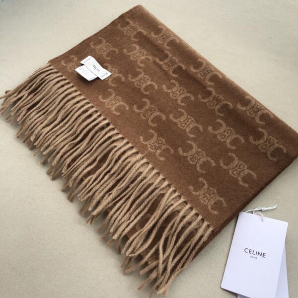 La nuova sciarpa lunga in cashmere con logo CL di Celine, stesso stile per uomo e donna