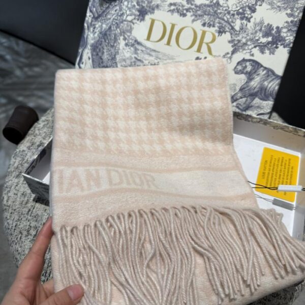 replica,repliche,fake,1:1,earrings,bracelet,ring,jewelry Nuova sciarpa pied de poule Dior24