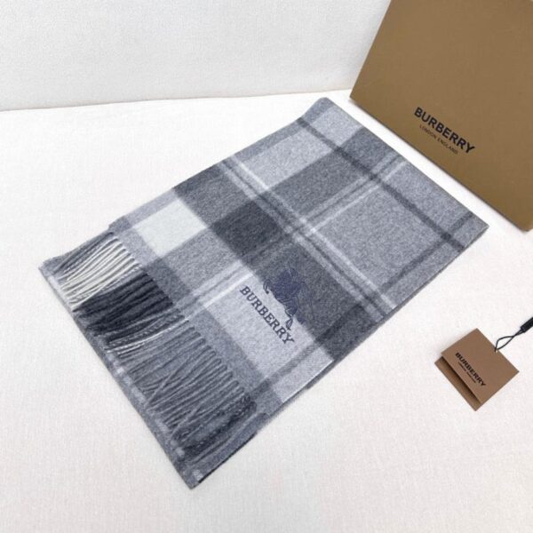 replica,repliche,fake,1:1,earrings,bracelet,ring,jewelry Burberry Sciarpa classica Burberry con cavallo da guerra ricamato