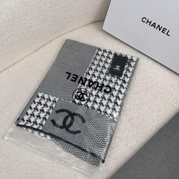 Sciarpa lunga CHANEL lavorata a maglia di cashmere