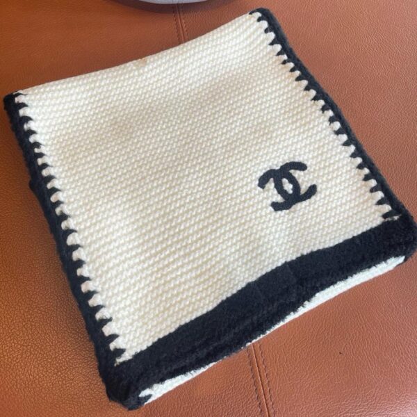 replica,repliche,fake,1:1,earrings,bracelet,ring,jewelry Sciarpa CHANEL in cashmere lavorata a maglia con gancio