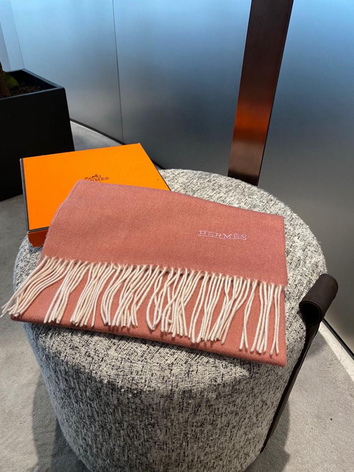replica,repliche,fake,1:1,earrings,bracelet,ring,jewelry HERMES Hermès 2024 Paris Fashion Show Business Scialle reversibile universale in cashmere per uomo e donna replica,repliche,fake,1:1,earrings,bracelet,ring,jewelry HERMES Hermès 2024 Paris Fashion Show Business Scialle reversibile universale in cashmere per uomo e donna