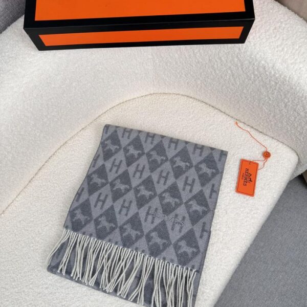replica,repliche,fake,1:1,earrings,bracelet,ring,jewelry Sciarpa in cashmere ricamata da uomo HERMES