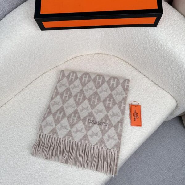 replica,repliche,fake,1:1,earrings,bracelet,ring,jewelry Sciarpa in cashmere ricamata da uomo HERMES