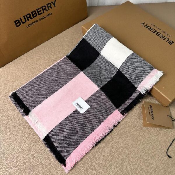 replica,repliche,fake,1:1,earrings,bracelet,ring,jewelry L’ultima sciarpa in cashmere nepalese di Burberry