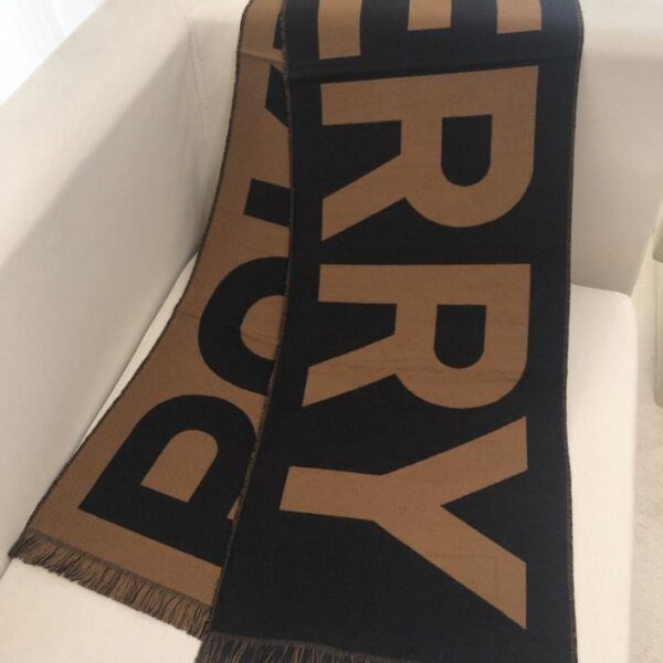 replica,repliche,fake,1:1,earrings,bracelet,ring,jewelry L’ultima sciarpa double face di Burberry con grandi lettere