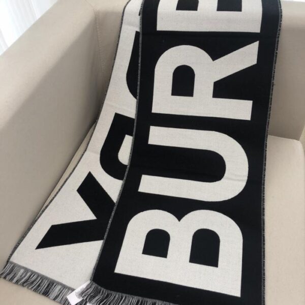 replica,repliche,fake,1:1,earrings,bracelet,ring,jewelry L’ultima sciarpa double face di Burberry con grandi lettere