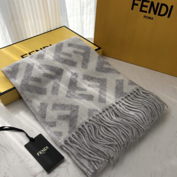 Grandi nappe a livello di agente di acquisto e grande sciarpa in cashmere double-face con logo