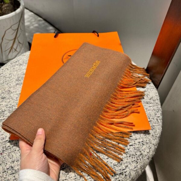 replica,repliche,fake,1:1,earrings,bracelet,ring,jewelry Scialle universale in cashmere double face da uomo e da donna della sfilata di moda di Parigi Hermès 2024