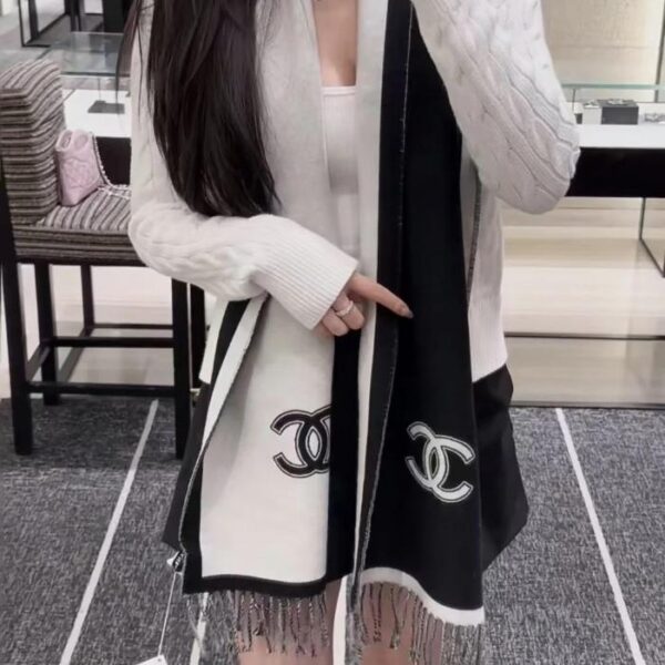 replica,repliche,fake,1:1,earrings,bracelet,ring,jewelry Sciarpa CHANEL in cashmere double face bianca e nera