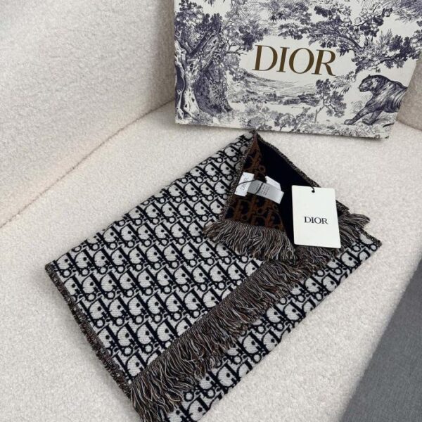 L'ultima sciarpa di Dior, stesso stile per uomo e donna