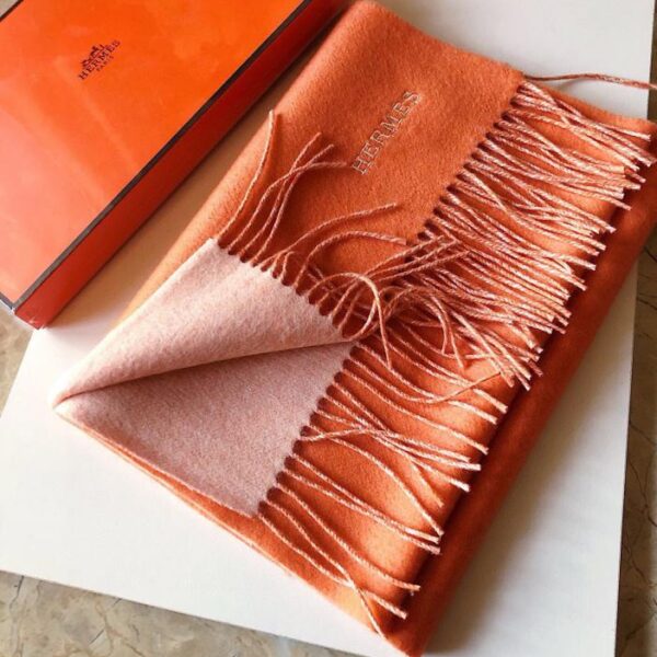 replica,repliche,fake,1:1,earrings,bracelet,ring,jewelry HERMES Hermès 2024 Paris Fashion Show Business Scialle reversibile universale in cashmere per uomo e donna