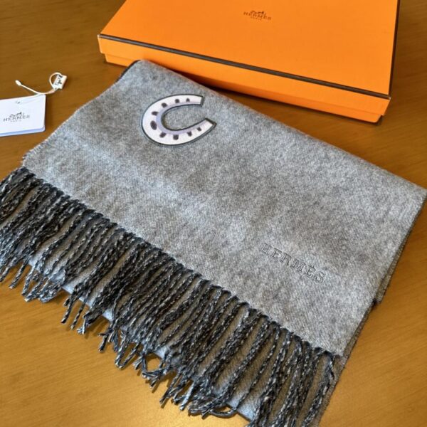 La nuova sciarpa lunga invernale in cashmere double face di Hermès per uomo e donna