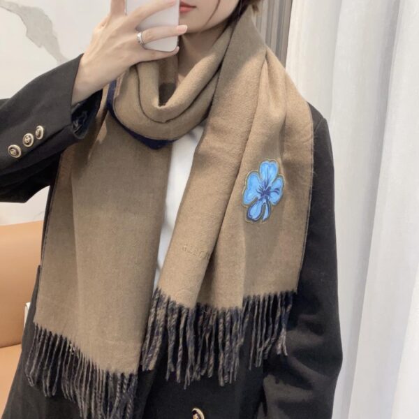 La nuova sciarpa lunga invernale in cashmere double face di Hermès per uomo e donna