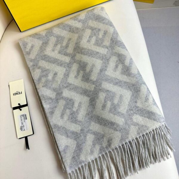 replica,repliche,fake,1:1,earrings,bracelet,ring,jewelry Sciarpa lunga FENDI in cashmere con frange