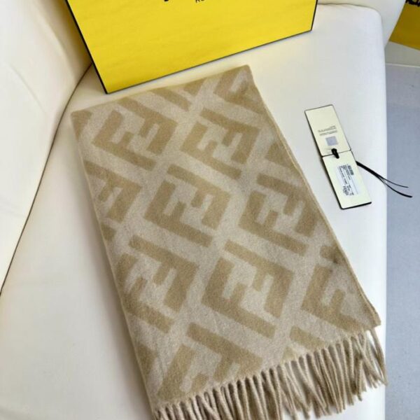 replica,repliche,fake,1:1,earrings,bracelet,ring,jewelry Sciarpa lunga FENDI in cashmere con frange