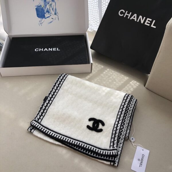 replica,repliche,fake,1:1,earrings,bracelet,ring,jewelry Sciarpa Chanel in cashmere ondulato bianco e nero lavorato all’uncinetto