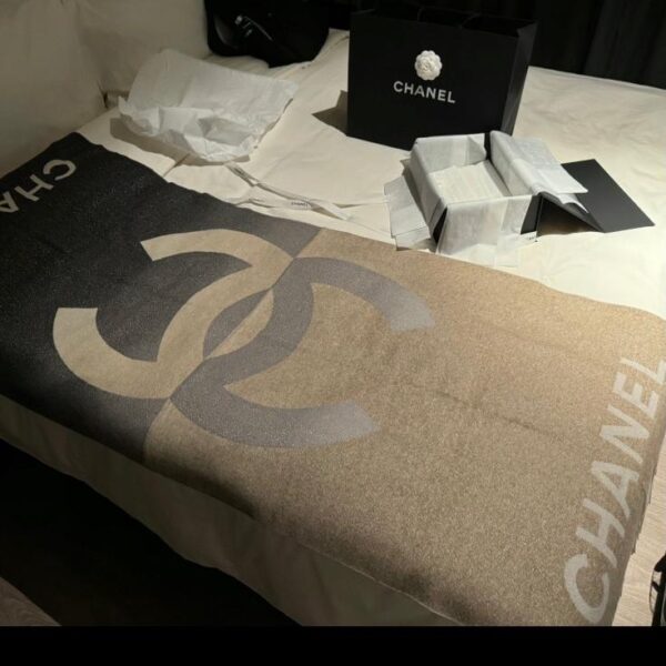 CHANEL nuovo scialle in cashmere color block