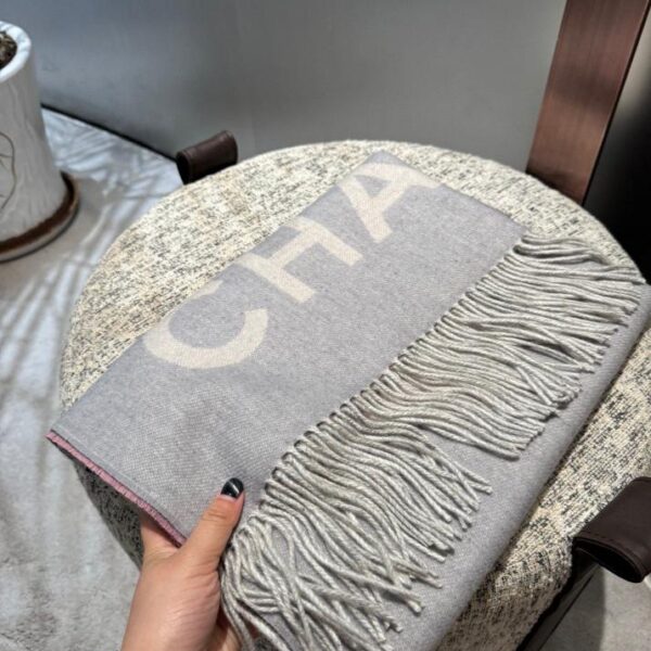 CHANEL nuovo scialle in cashmere color block