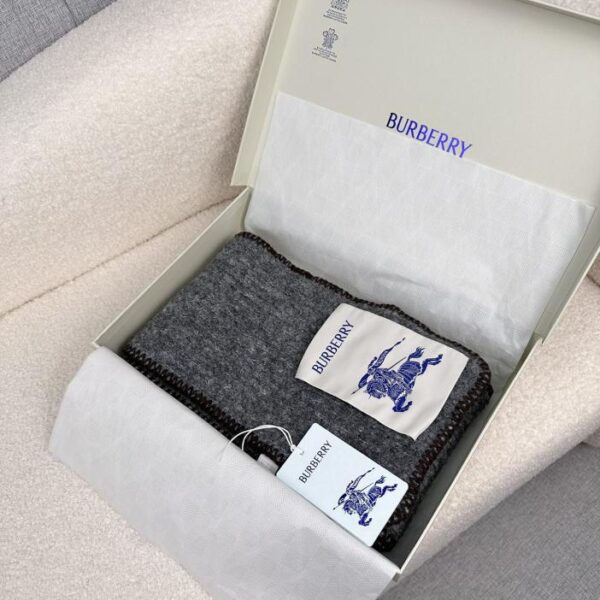replica,repliche,fake,1:1,earrings,bracelet,ring,jewelry La nuova bellissima sciarpa floreale in mohair di Burberry