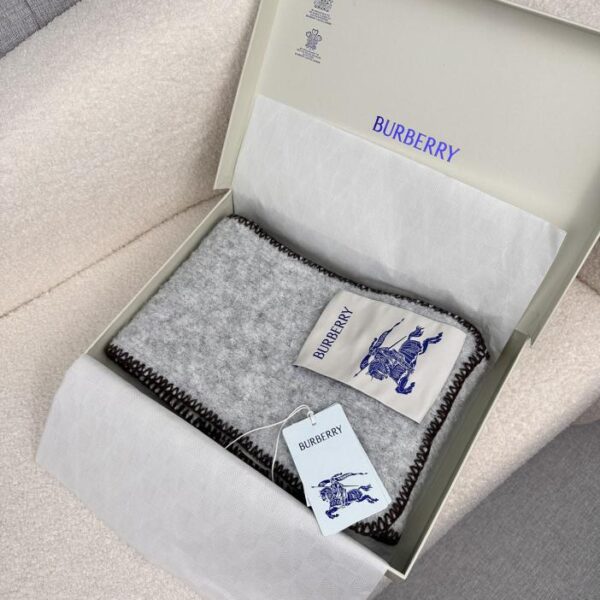 replica,repliche,fake,1:1,earrings,bracelet,ring,jewelry La nuova bellissima sciarpa floreale in mohair di Burberry