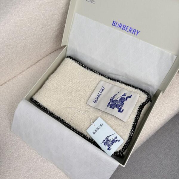 replica,repliche,fake,1:1,earrings,bracelet,ring,jewelry La nuova bellissima sciarpa floreale in mohair di Burberry