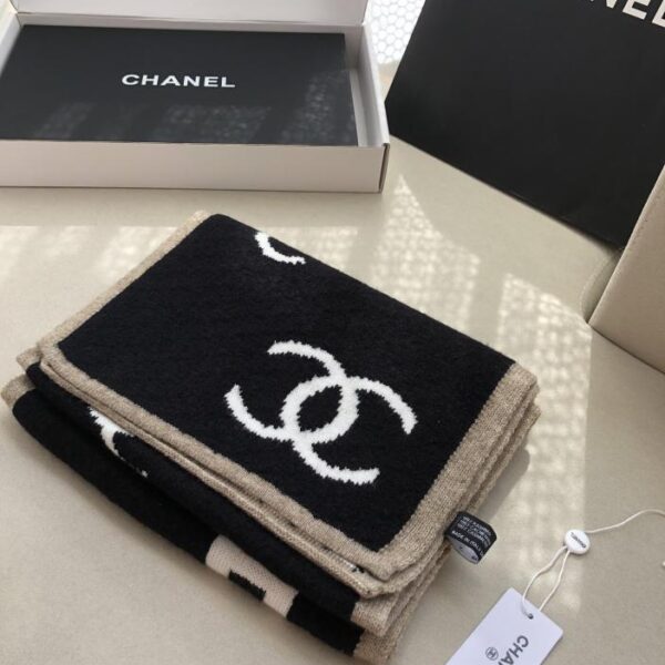CHANEL La nuova sciarpa in maglia di cashmere double face di Chanel