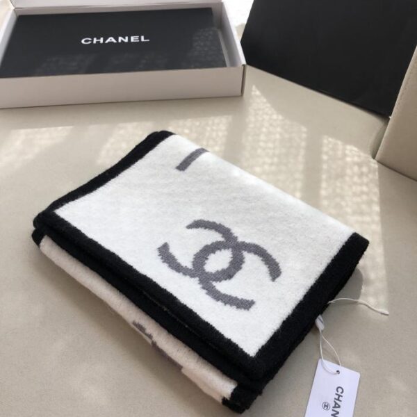 CHANEL La nuova sciarpa in maglia di cashmere double face di Chanel