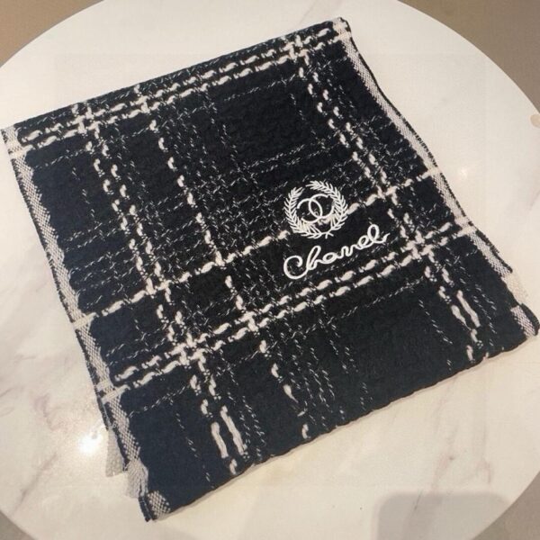 Sciarpa classica Chanel in bianco e nero