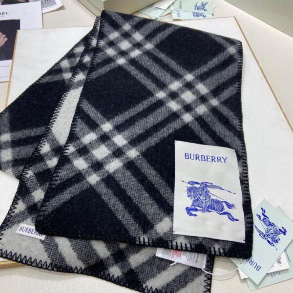 Sciarpa lunga Burberry Knight Check in cashmere ispessita e di alta qualità