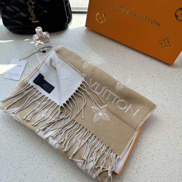replica,repliche,fake,1:1,earrings,bracelet,ring,jewelry L’ultimo scialle per presbiopia in stile seta dorata di LV