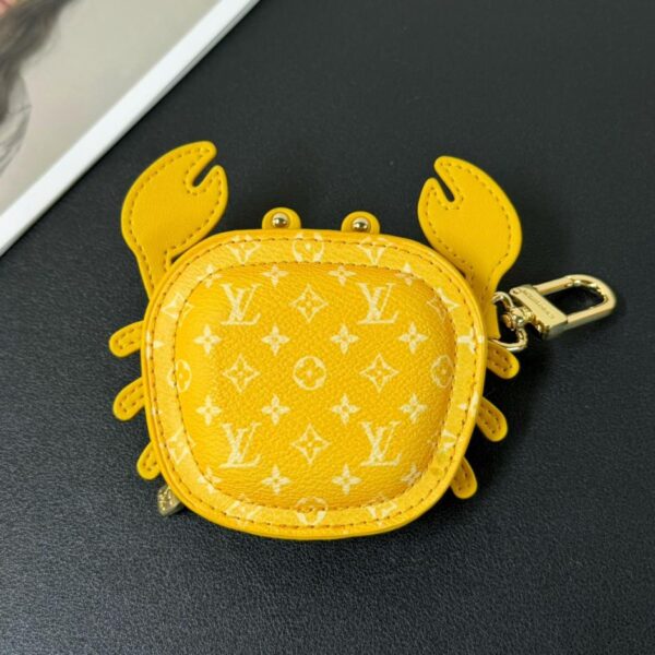 replica,repliche,fake,1:1,earrings,bracelet,ring,jewelry Ciondolo portachiavi Louis Vuitton Little Crab per borsa per cuffie (7F56)
