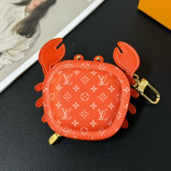 replica,repliche,fake,1:1,earrings,bracelet,ring,jewelry Louis Vuitton Piccolo Granchio Borsa per cuffie Portachiavi con ciondolo (A070)