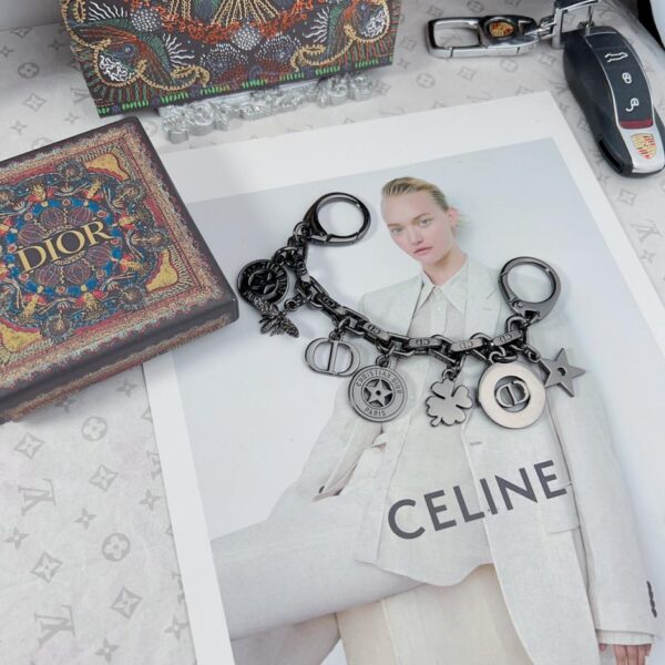 replica,repliche,fake,1:1,earrings,bracelet,ring,jewelry Nuovo ciondolo da borsa Dior (D58A)