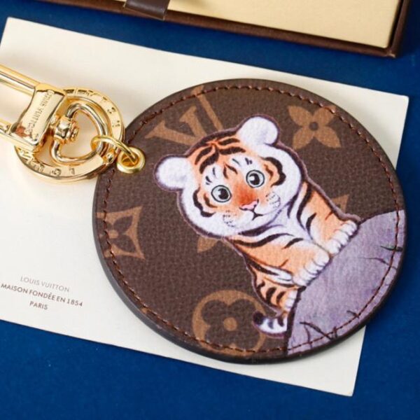 replica,repliche,fake,1:1,earrings,bracelet,ring,jewelry Portachiavi rotondo LV con ciondolo serie piccola tigre (284C)