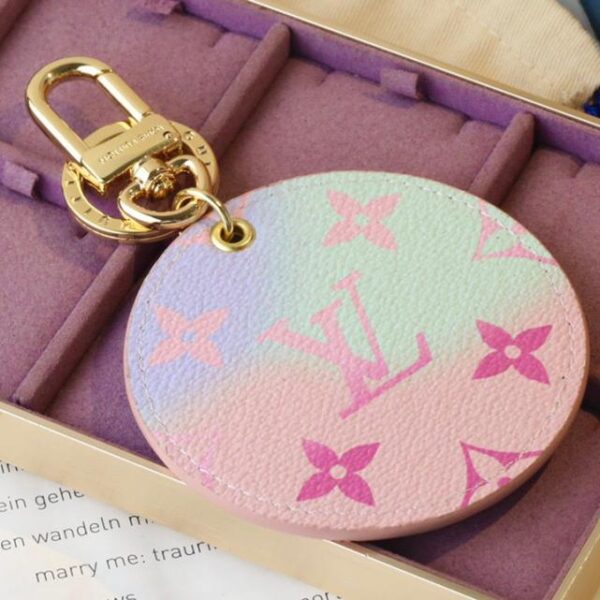 replica,repliche,fake,1:1,earrings,bracelet,ring,jewelry Portachiavi rotondo LV con ciondolo serie gradiente rosa blu (307B)