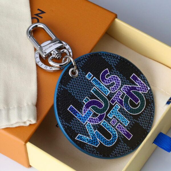 replica,repliche,fake,1:1,earrings,bracelet,ring,jewelry Serie di pendenti portachiavi rotondi LV con logo a scacchi blu e nero (B690)