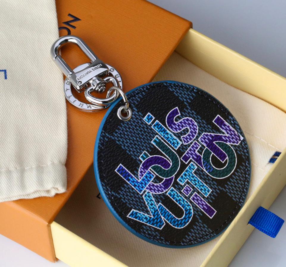 replica,repliche,fake,1:1,earrings,bracelet,ring,jewelry Serie di pendenti portachiavi rotondi LV con logo a scacchi blu e nero (B690) replica,repliche,fake,1:1,earrings,bracelet,ring,jewelry Serie di pendenti portachiavi rotondi LV con logo a scacchi blu e nero (B690)